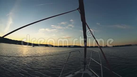 近景观帆船机头部分日落时美丽的水景游艇溅起浪花视频的预览图