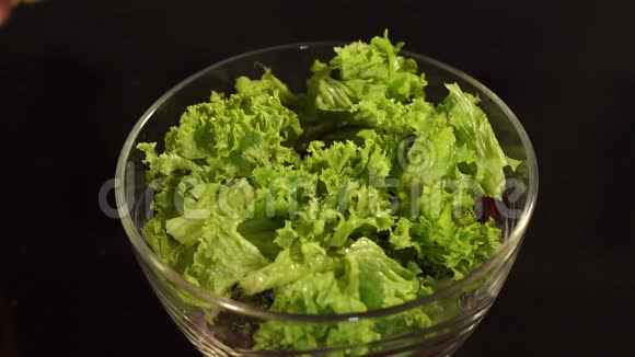 在碗里的新鲜蔬菜沙拉上加入橄榄油视频的预览图