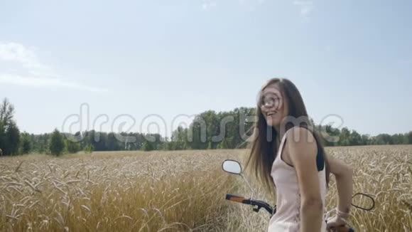 女人在麦田里骑自行车视频的预览图