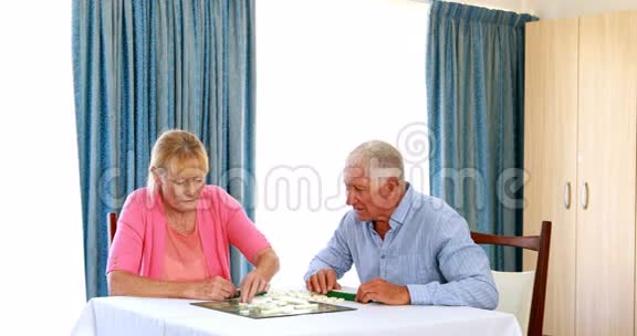 年长夫妇玩拼图视频的预览图