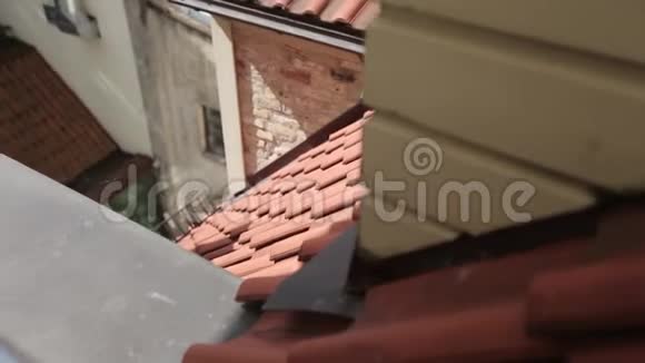 拉脱维亚里加老城房屋屋顶视频的预览图