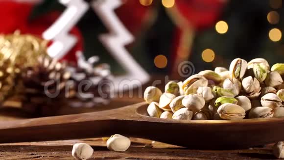 一些烤开心果在乡村老木桌上与圣诞节背景一张幻灯片视频的预览图