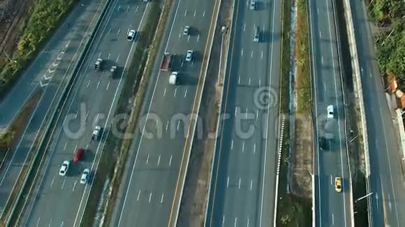 泰国首都曼谷高速公路交通的鸟瞰图视频的预览图