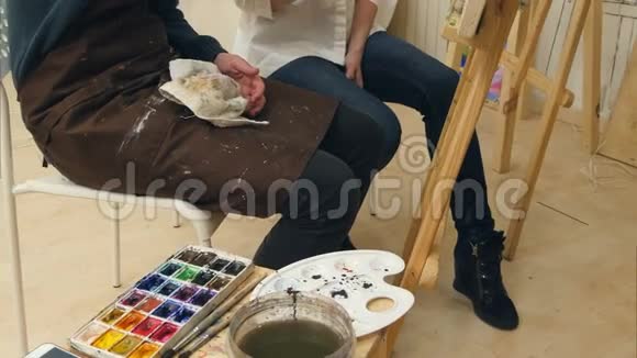 一位美术老师和她的徒弟在画水彩画视频的预览图