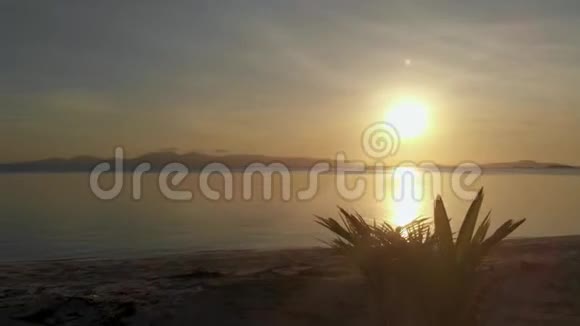 巴拉巴克奥诺克岛海面日落时反射的太阳视频的预览图