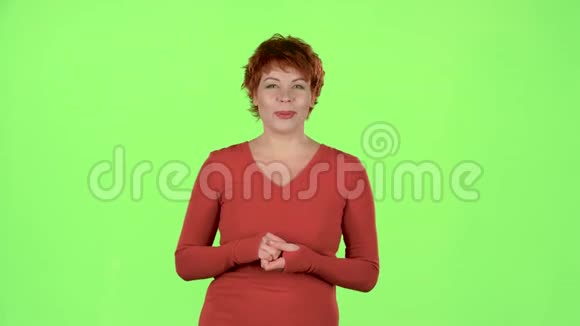 女人为衣服做广告绿色屏幕视频的预览图