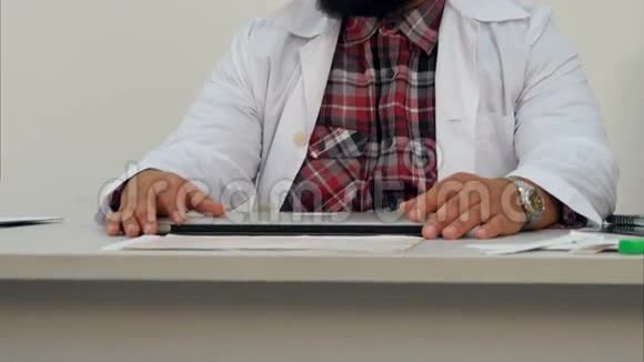 男医生手拿笔记本电脑视频的预览图