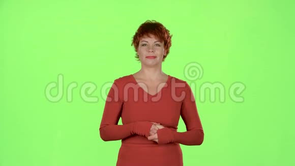 女人为衣服做广告绿色屏幕视频的预览图