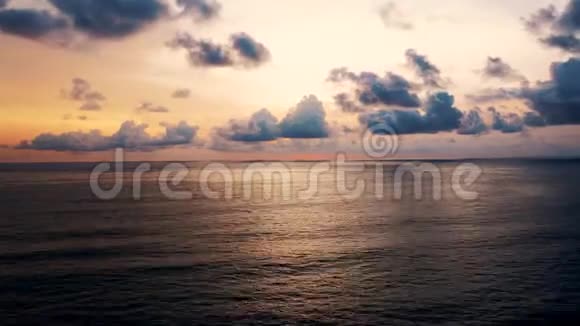 海洋上的时间推移日落视频的预览图