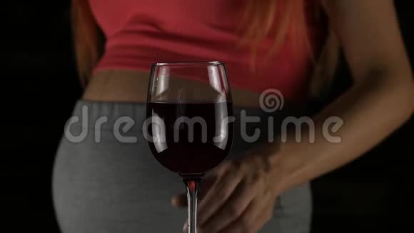 孕妇喝红酒怀孕三个月怀孕和酒精的概念慢动作视频的预览图
