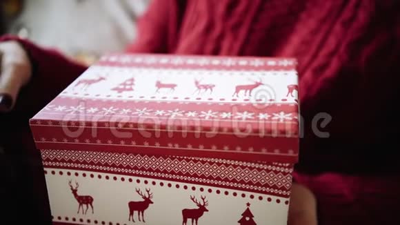 带有圣诞装饰的礼品盒视频的预览图