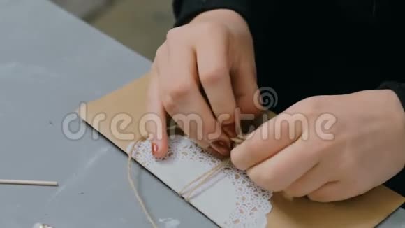 专业的女性装潢师用牛皮纸和包装信封视频的预览图