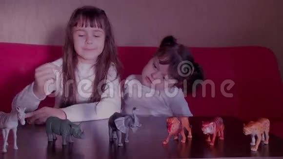 孩子们玩玩具动物视频的预览图