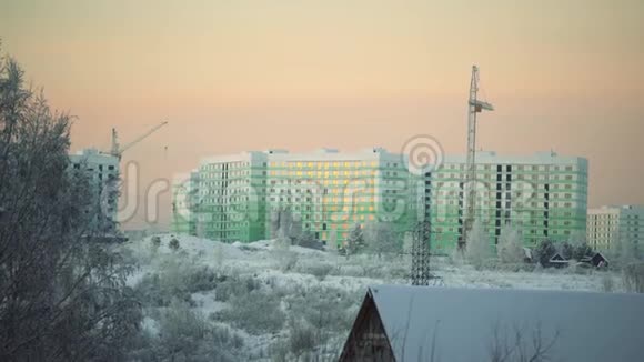 冬季景观日落时冻结的建筑物视频的预览图