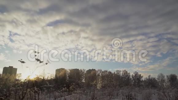 冬季景观日落时冻结的建筑物视频的预览图