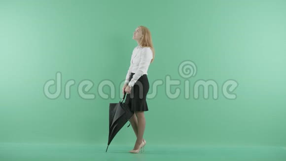 一个好女人手里拿着伞站着视频的预览图