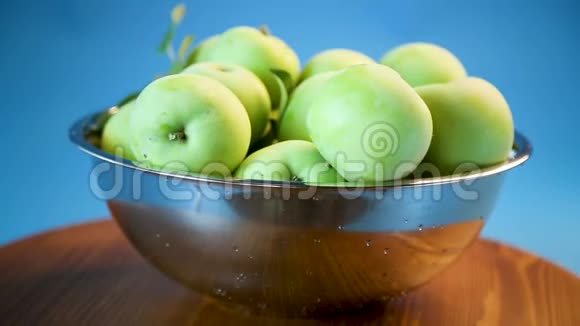 在蓝色的碗里放着绿汁苹果视频的预览图