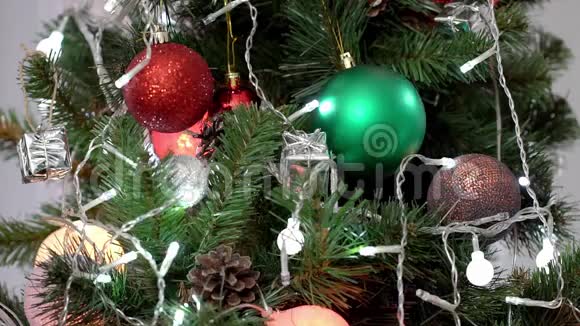 用闪烁的灯光关上圣诞树视频的预览图