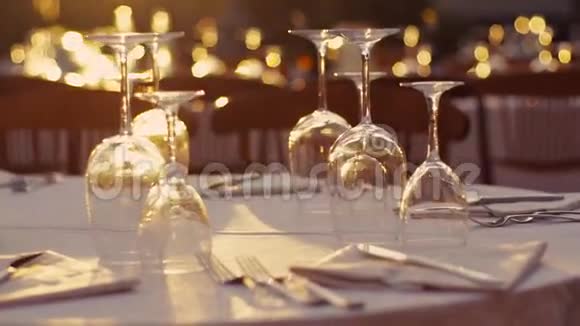 慢镜头拍摄桌子上的空酒杯配上白色桌布阳光明媚意大利夏日的傍晚优雅视频的预览图