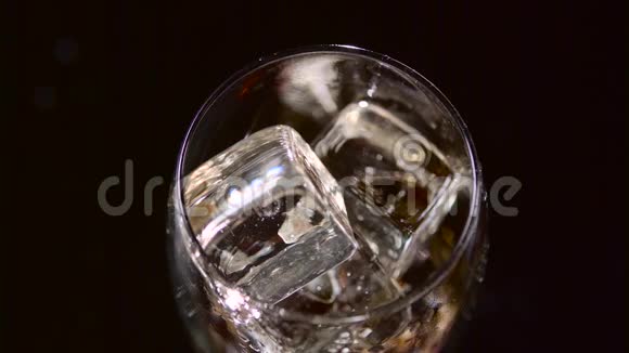 可乐倒入一个装有冰块的杯子里顶部视图视频的预览图