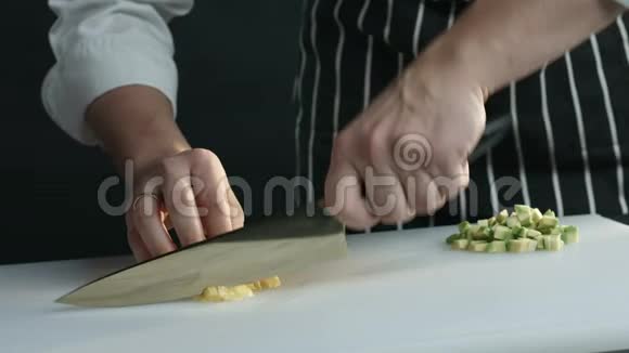 厨师把成熟的芒果切在木板上视频的预览图
