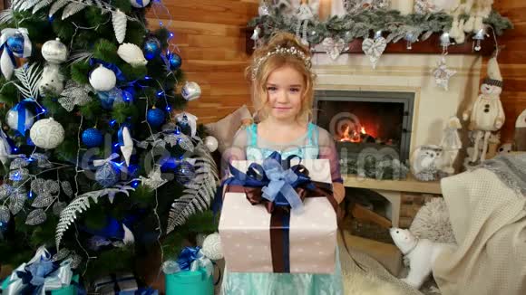 小女孩带着礼物可爱的孩子的画像手里拿着圣诞礼物分发的新年礼物视频的预览图