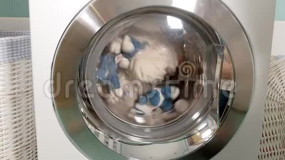 洗衣机洗衣服如彩色衣服和床单视频的预览图