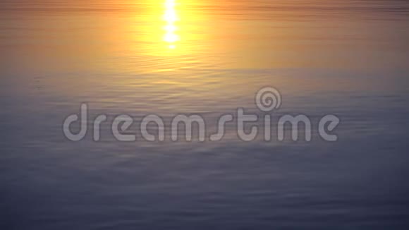 美丽的夕阳映在平静的水面上视频的预览图