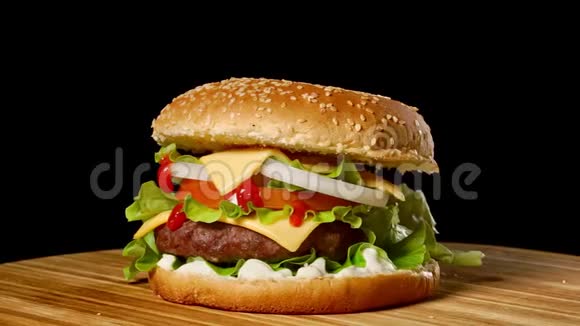 奶酪汉堡里有熏肉特写镜头宏观射击视频的预览图