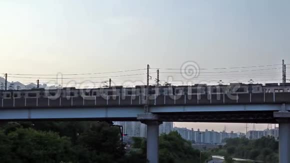 首尔地铁列车正在桥上运行视频的预览图