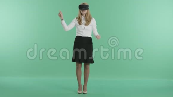 一个女孩在虚拟现实眼镜里工作视频的预览图