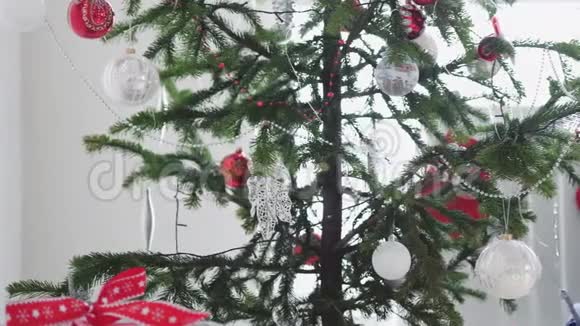 时尚的白色圣诞内部装饰杉树和圣诞老人在窗口慢动作3840x2160视频的预览图