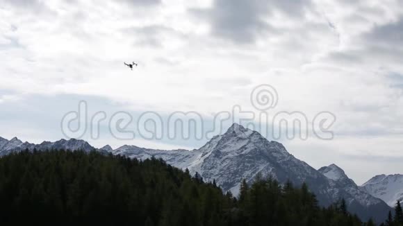 天空中的无人机背景上的群山视频的预览图