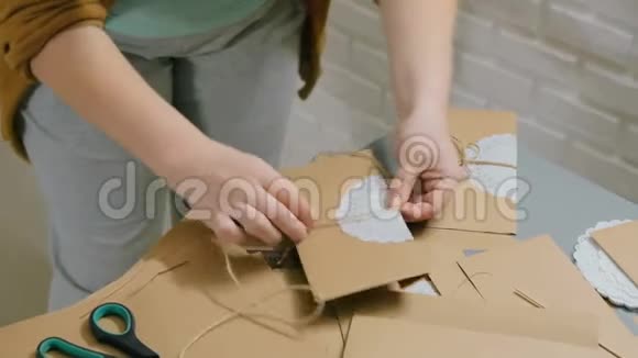 专业的女性装潢师用牛皮纸和包装信封视频的预览图