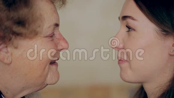 衰老和护肤的概念年轻女人和一个有皱纹的老女人的脸视频的预览图