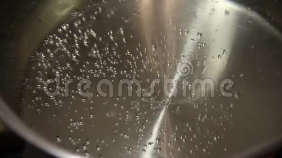 锅中沸水的气泡视频的预览图