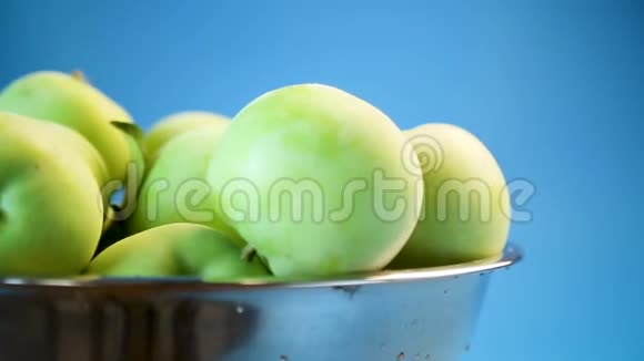 在蓝色的碗里放着绿汁苹果视频的预览图