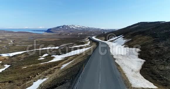 冰岛东北部公路附近荒凉景观的鸟瞰图视频的预览图