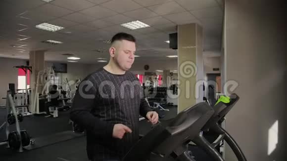 胖子在健身房跑步机上锻炼视频的预览图