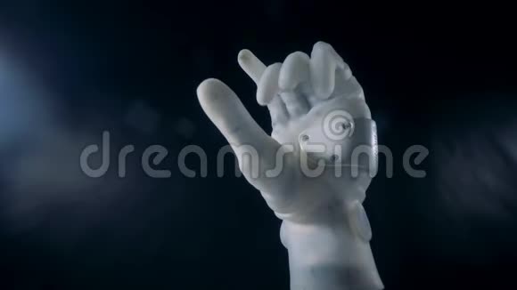 白色仿生手在动金属假肢工作视频的预览图