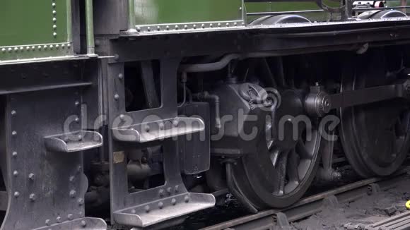 蒸汽列车开始接近车轮和蒸汽4K视频的预览图
