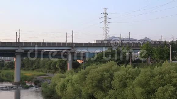 首尔地铁列车正在桥上运行视频的预览图