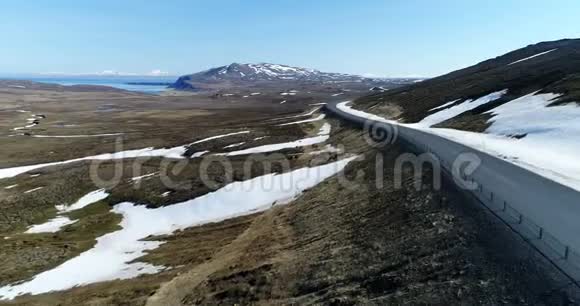 冰岛东北部公路附近荒凉景观的鸟瞰图视频的预览图