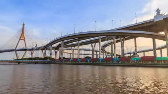 美丽的普密蓬大桥河边大桥的时间流逝视频的预览图
