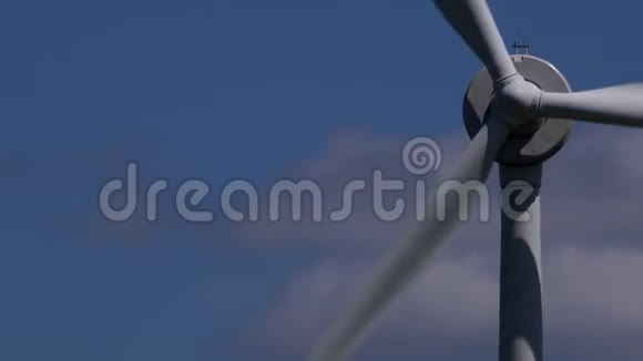 4K关闭风力涡轮机对抗蓝天英国视频的预览图