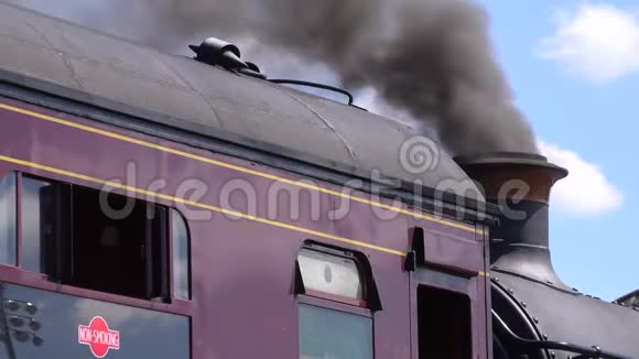 蒸汽机从烟囱4K吸烟视频的预览图