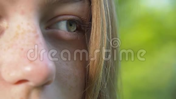女孩悲伤的眼神一个十几岁女孩脸上的雀斑皱眉的脸特写青少年的情绪视频的预览图