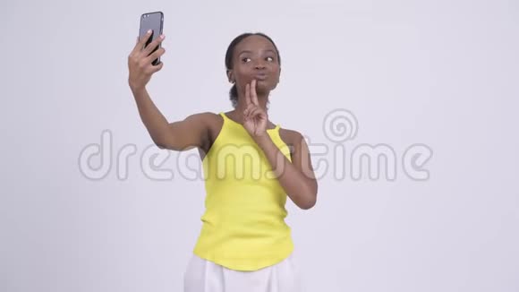 快乐年轻美丽的非洲女人自拍手机视频的预览图