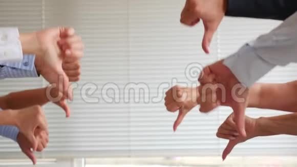 拇指向下在白色背景上的手标志空间为一本一群商人露出大拇指4k慢视频的预览图