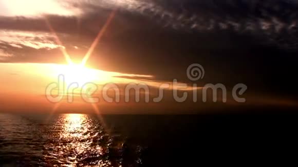 在无尽的大海中日落视频的预览图